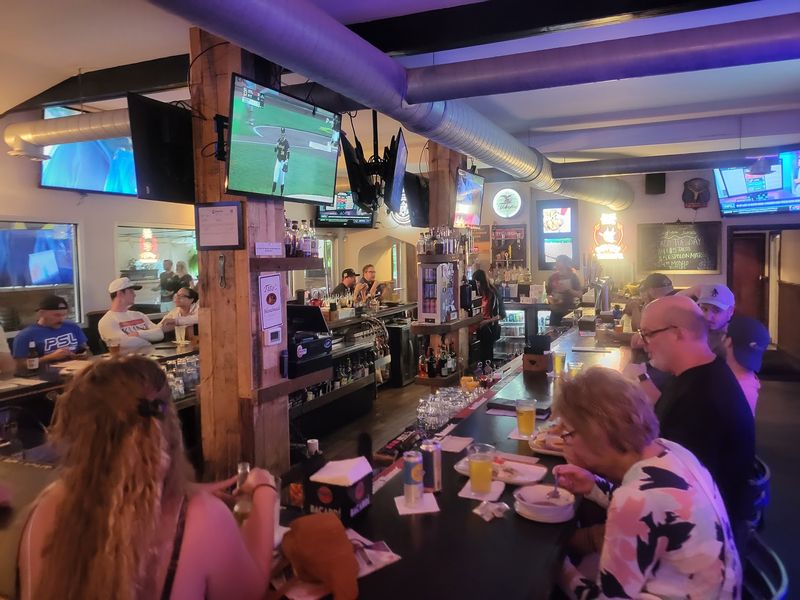 A Legitimate Sports Bar With Real Pittsburgh Energy A Legitimate Sports Bar With Real Pittsburgh Energy