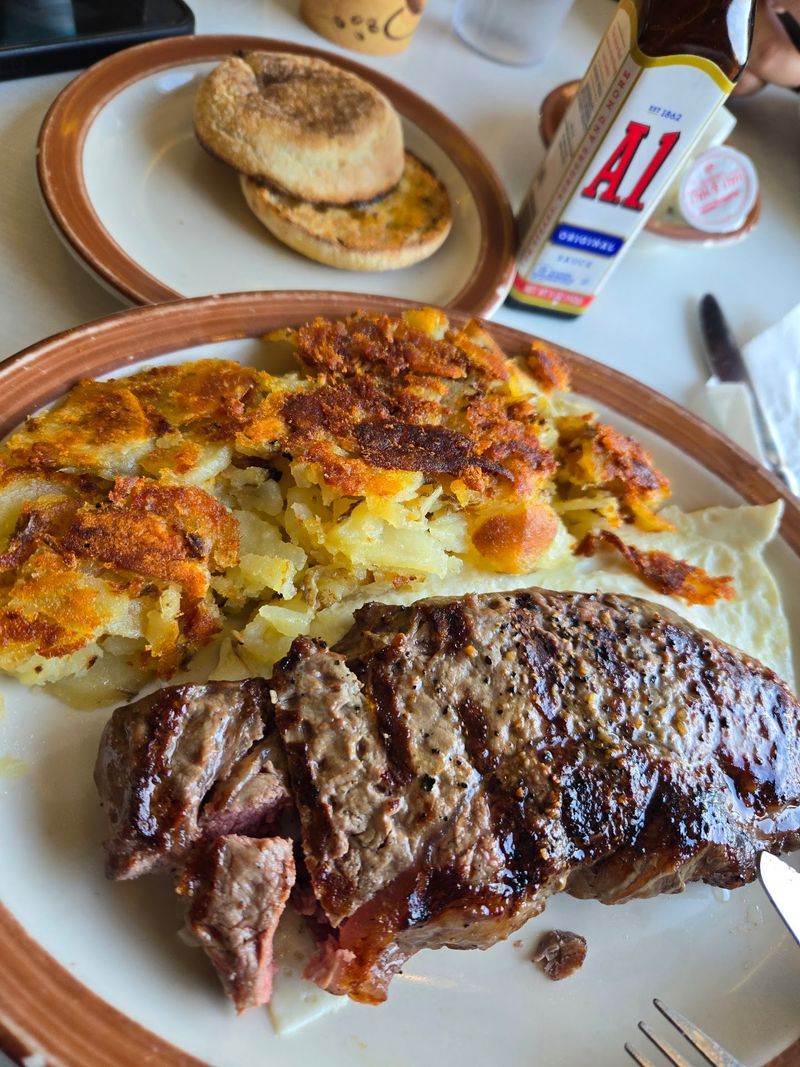 A Lunch and Dinner Menu That Covers Every Corner of Comfort Food A Lunch and Dinner Menu That Covers Every Corner of Comfort Food
