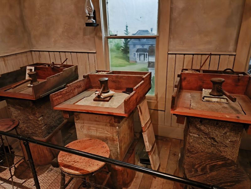 A Preserved Workshop Shows Gilding as It Was Done Decades Ago A Preserved Workshop Shows Gilding as It Was Done Decades Ago