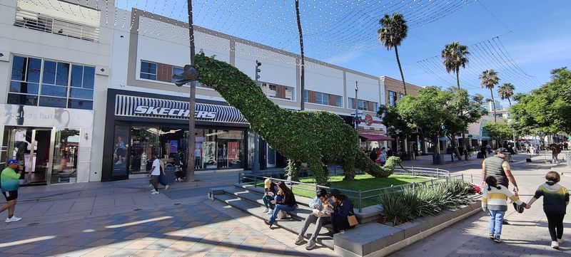 A Promenade Built for Wandering on Foot