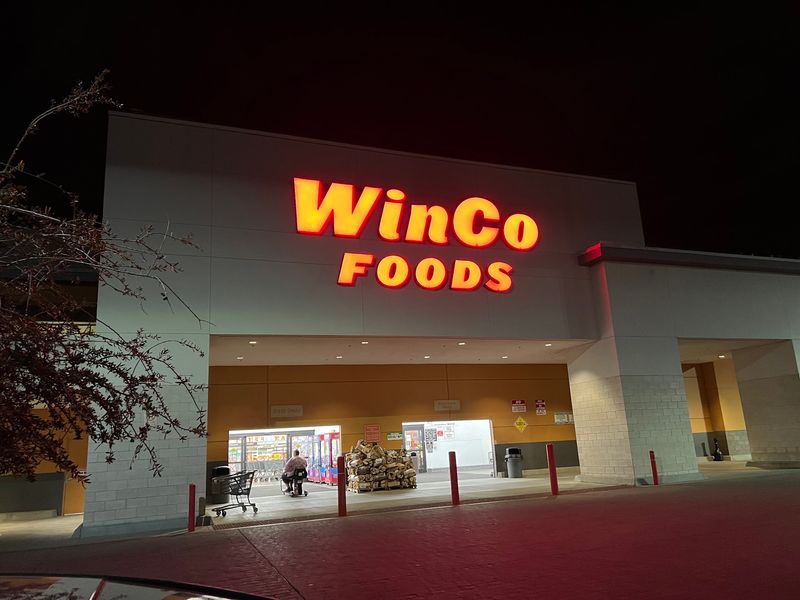 A Round-the-Clock Grocery on West Bell Road