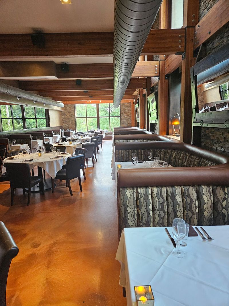 A Rustic-Elegant Design With Local Confidence