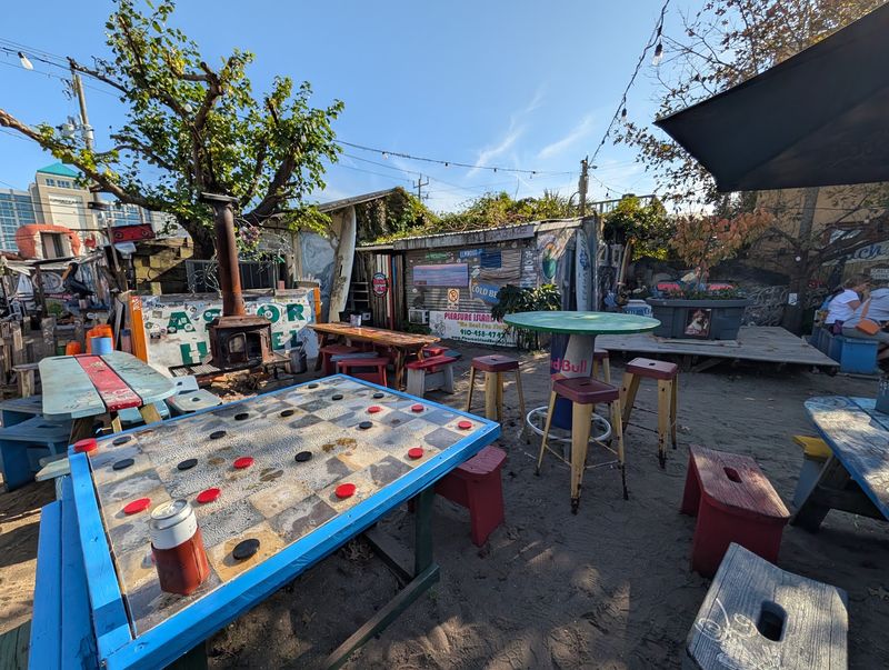 A Sandy Patio Built for Lingering A Sandy Patio Built for Lingering