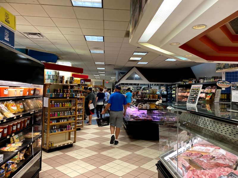 A Store Layout Meant for Browsing and Quick Stops A Store Layout Meant for Browsing and Quick Stops