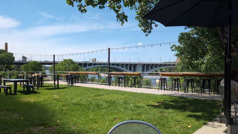 A View of the Mississippi River That Adds to Every Meal A View of the Mississippi River That Adds to Every Meal