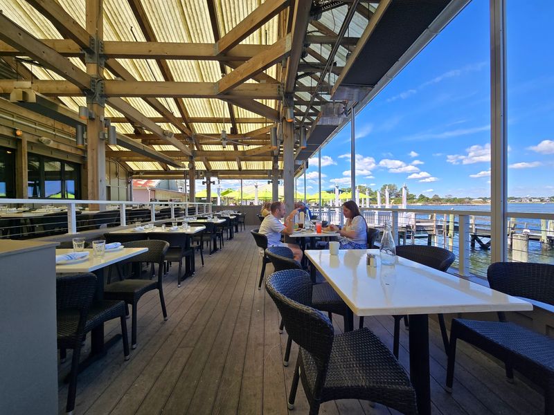 A Waterfront Restaurant Built Around the View A Waterfront Restaurant Built Around the View