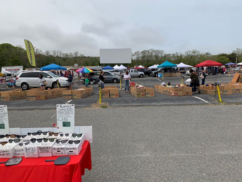 A Weekend Flea Market Under the Same Screen A Weekend Flea Market Under the Same Screen