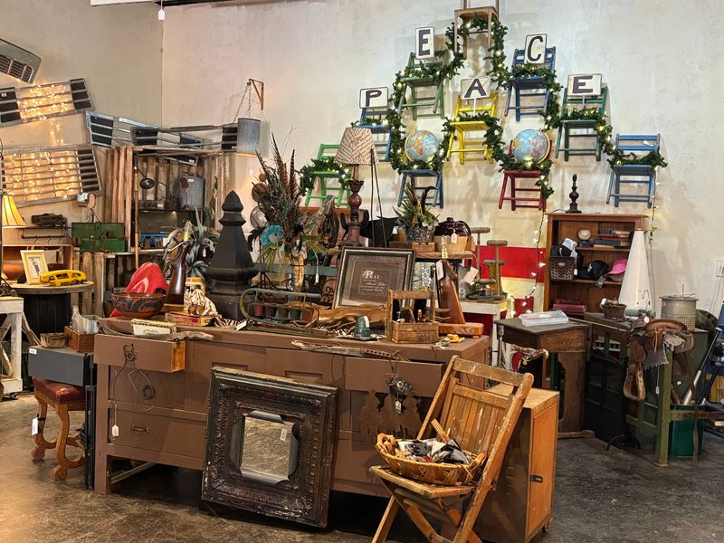 Acres of Antiques and Vintage Finds Acres of Antiques and Vintage Finds