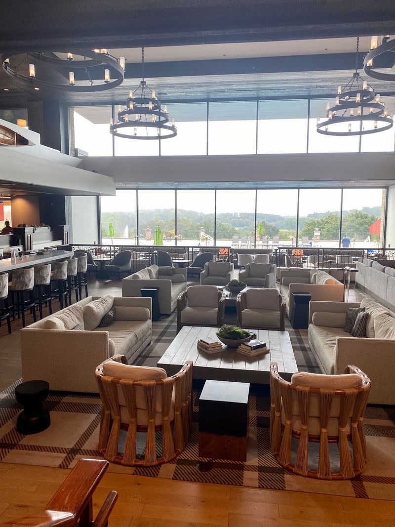 An Elegant Yet Relaxed Atmosphere An Elegant Yet Relaxed Atmosphere