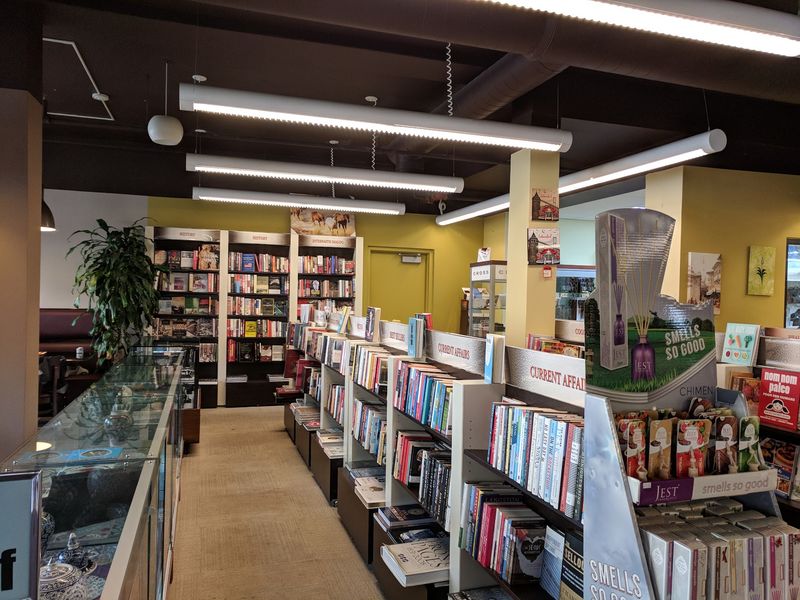 An easygoing atmosphere for laptops, friends, and solo time
