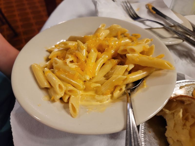 Bacon Mac and Cheese That Earns Its Place on the Menu Bacon Mac and Cheese That Earns Its Place on the Menu