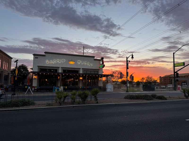 Barrio Queen, Gilbert