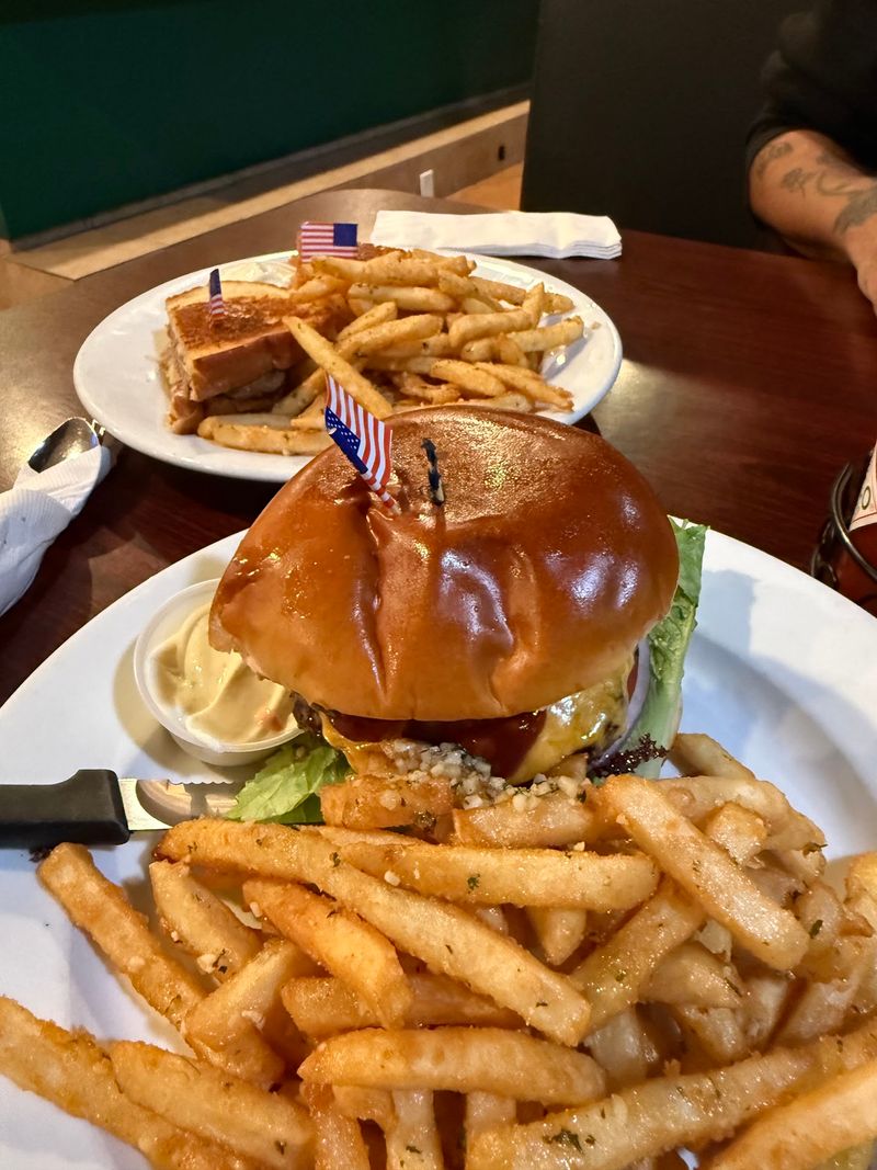 Burgers and Garlic Fries Worth the Detour Burgers and Garlic Fries Worth the Detour
