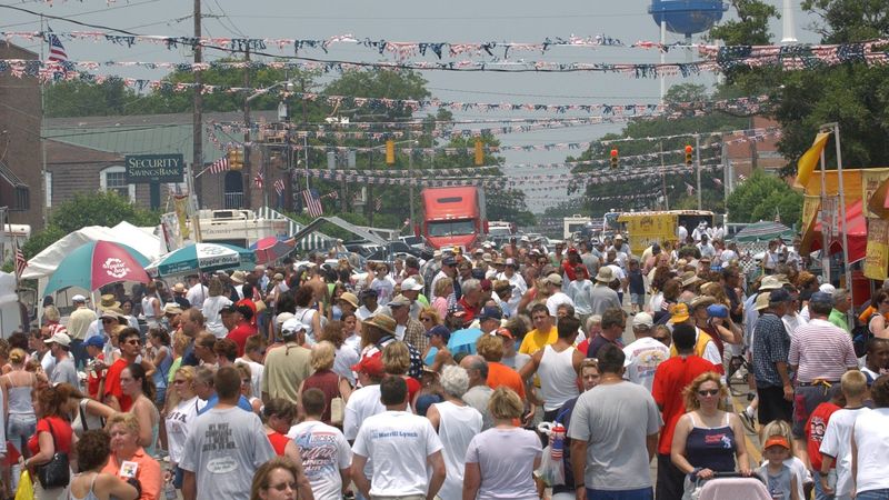 Choose timing carefully: parking, weather, and festival crowds