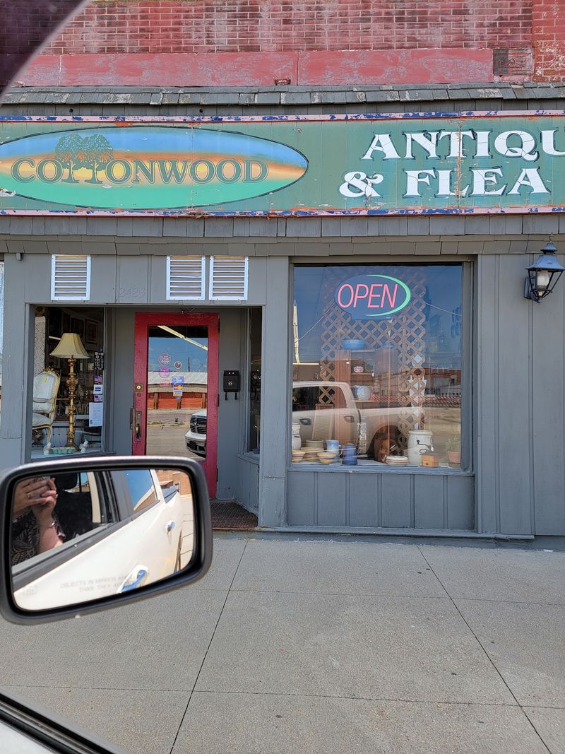Cottonwood Antique Mall, Columbus, Nebraska Cottonwood Antique Mall, Columbus, Nebraska