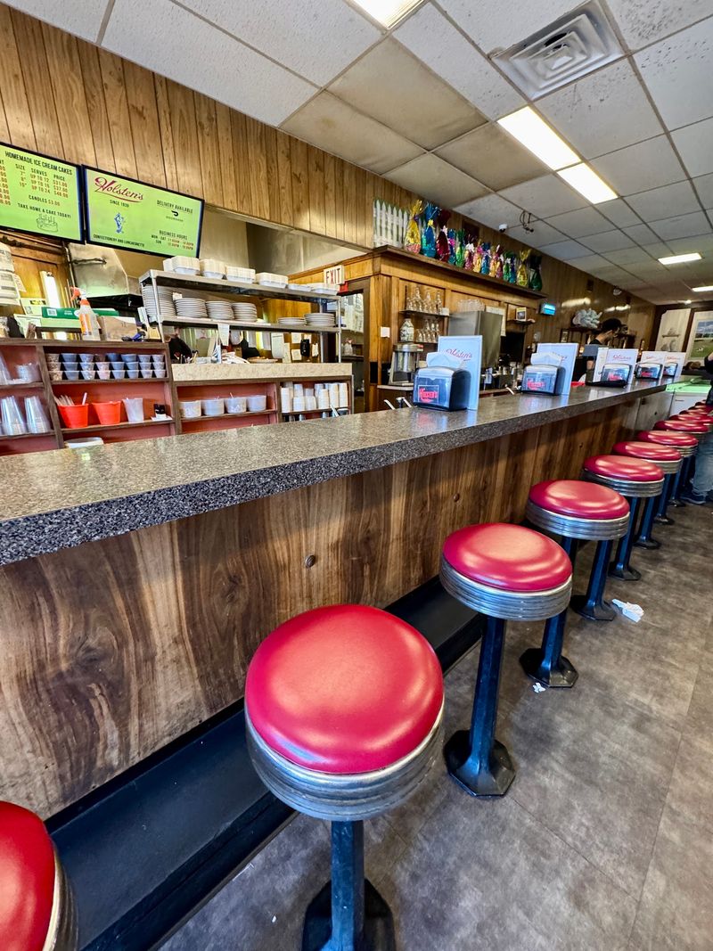Counter Seats, Booths, and No Manufactured Theme
