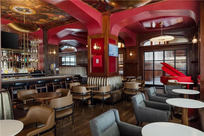 Dining and Live Music That Set the Evening Mood