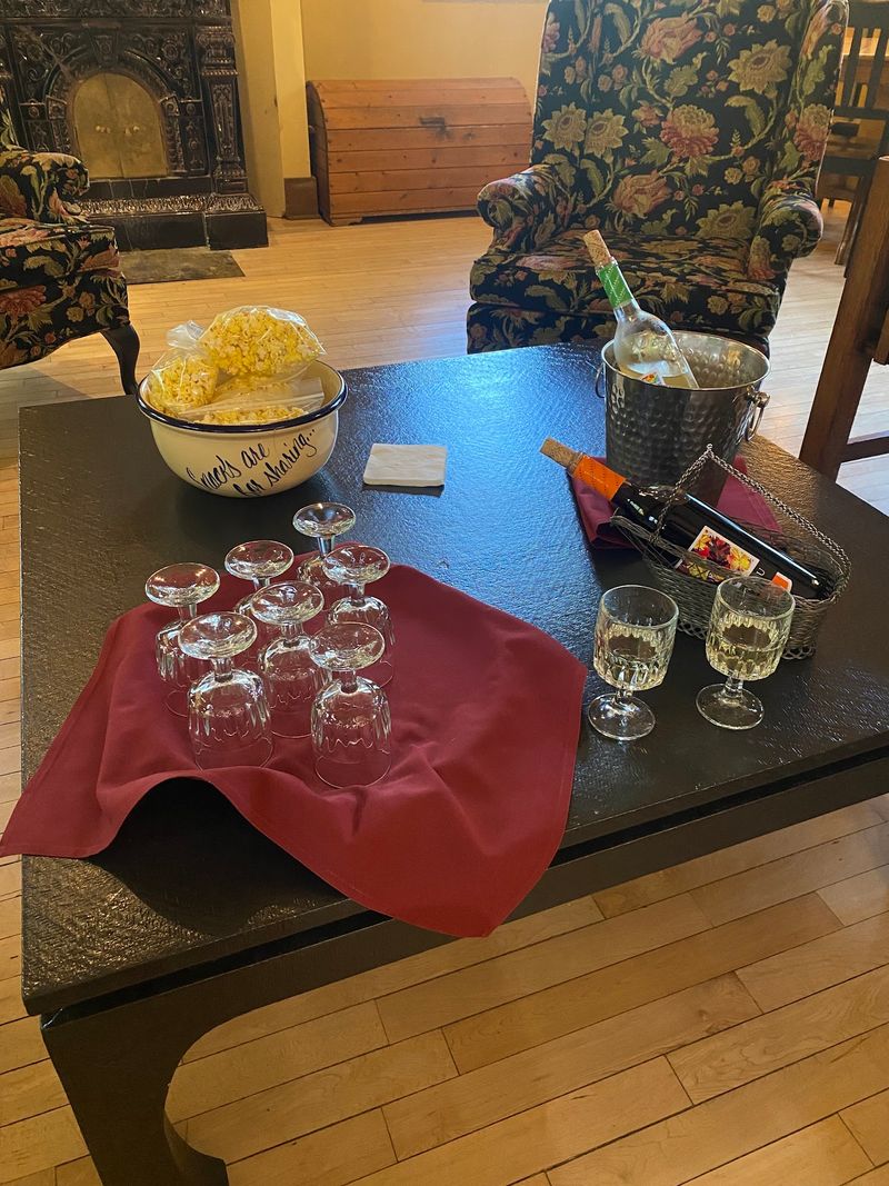 Evening Wine and Popcorn: The Social Hour That Guests Love