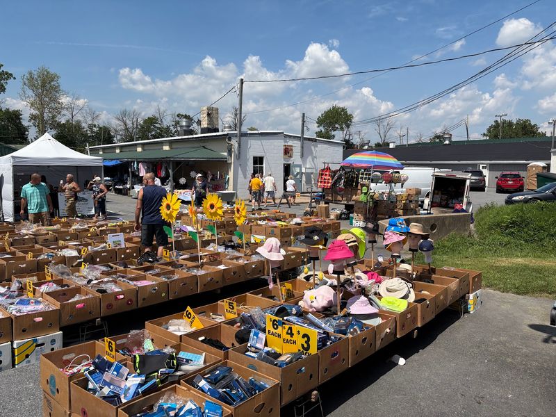 Flea Market Finds Across Acres of Outdoor Stalls Flea Market Finds Across Acres of Outdoor Stalls