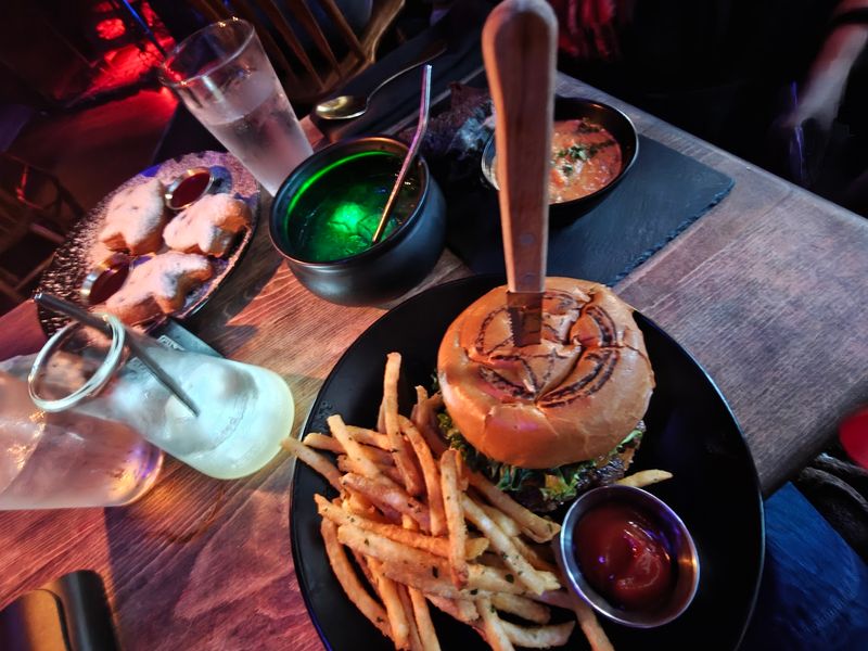 Food That Holds Its Own Against the Spectacle Food That Holds Its Own Against the Spectacle