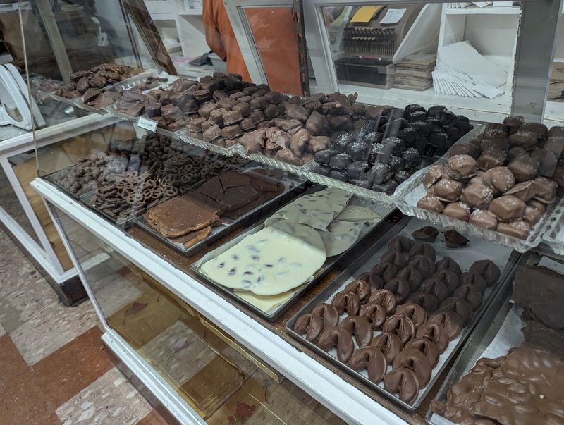 Free Samples and the Pleasure of Browsing Without Rush Free Samples and the Pleasure of Browsing Without Rush