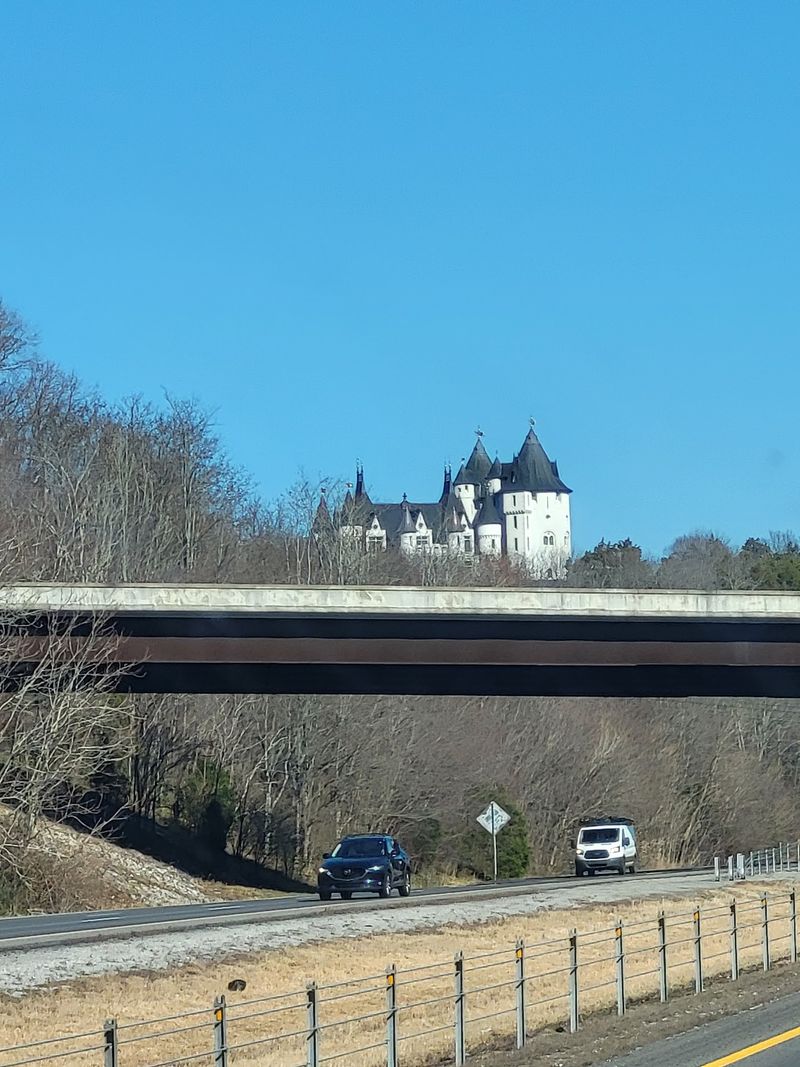 Getting Up to the Castle by Bus Getting Up to the Castle by Bus