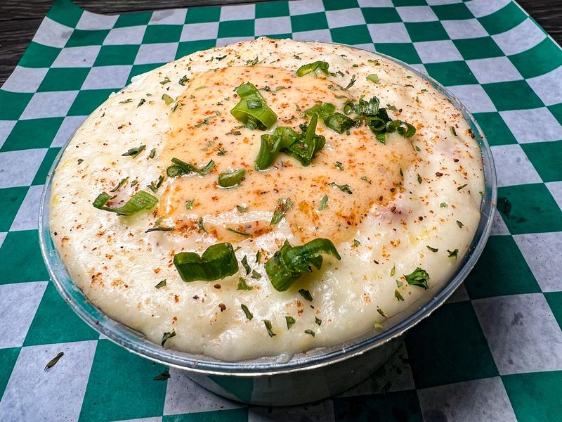 Gouda Cheesy Grits That Feel Like a Warm Hug in a Bowl