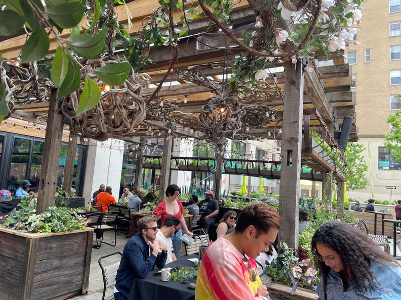Happy Hour Deals That Make the Neighborhood Stop Happy Hour Deals That Make the Neighborhood Stop