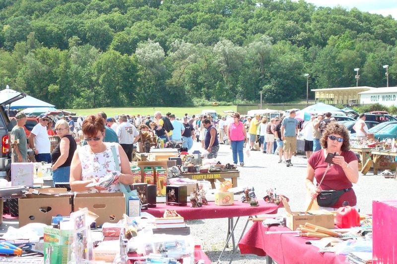 Hundreds of Vendors and the Beautiful Chaos They Create Hundreds of Vendors and the Beautiful Chaos They Create