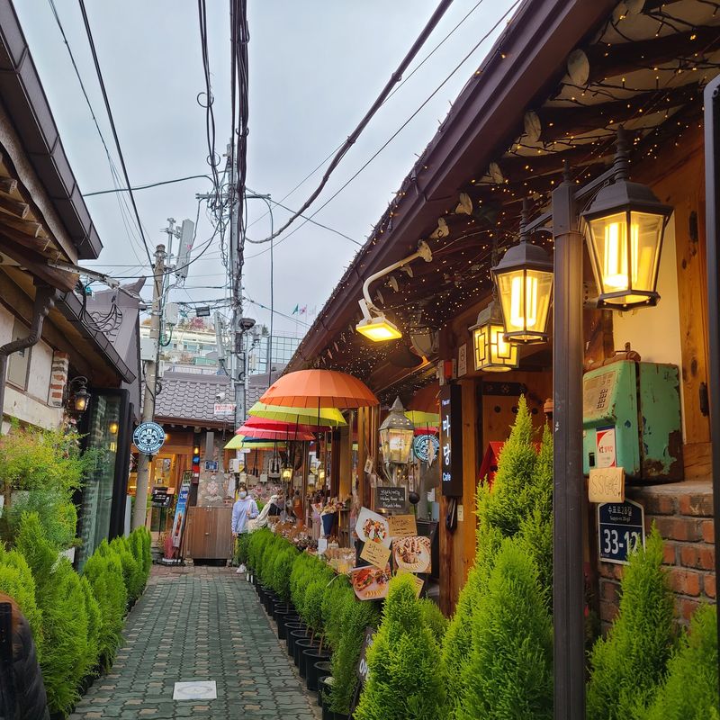 Ikseon-dong Hanok Village, Seoul, South Korea Ikseon-dong Hanok Village, Seoul, South Korea