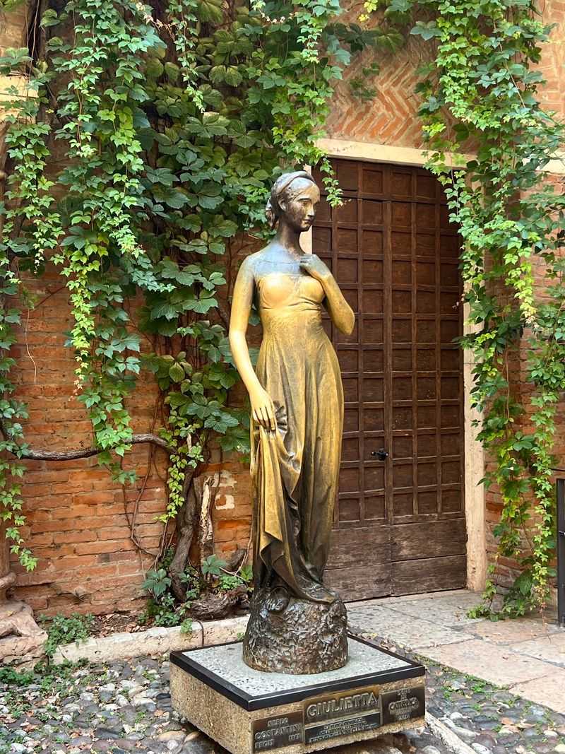 Juliet Statue - Verona, Italy Juliet Statue - Verona, Italy
