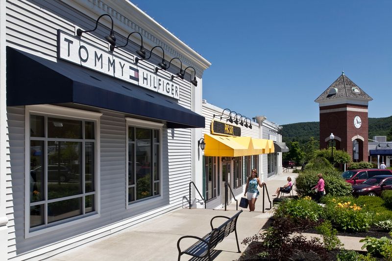 Lee Premium Outlets, Lee Lee Premium Outlets, Lee