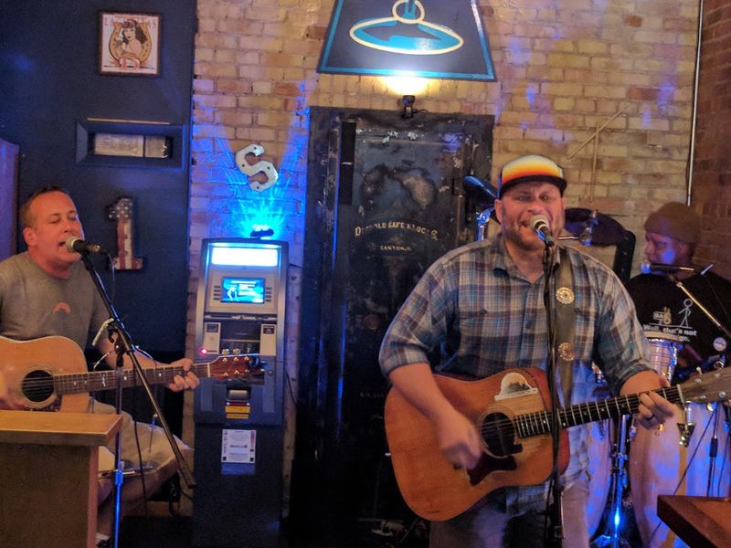Live Music and Sports Nights That Energize the Room Live Music and Sports Nights That Energize the Room