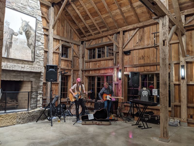 Live Music and the Atmosphere It Creates Live Music and the Atmosphere It Creates