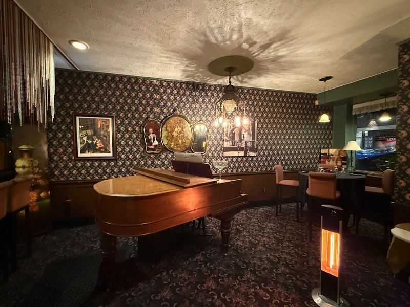 Live Music and the Piano Player Adding to the Atmosphere Live Music and the Piano Player Adding to the Atmosphere