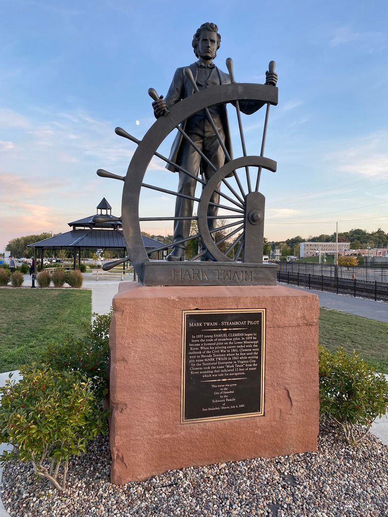 Mark Twain Steamboat Pilot Statue, Hannibal, Missouri Mark Twain Steamboat Pilot Statue, Hannibal, Missouri