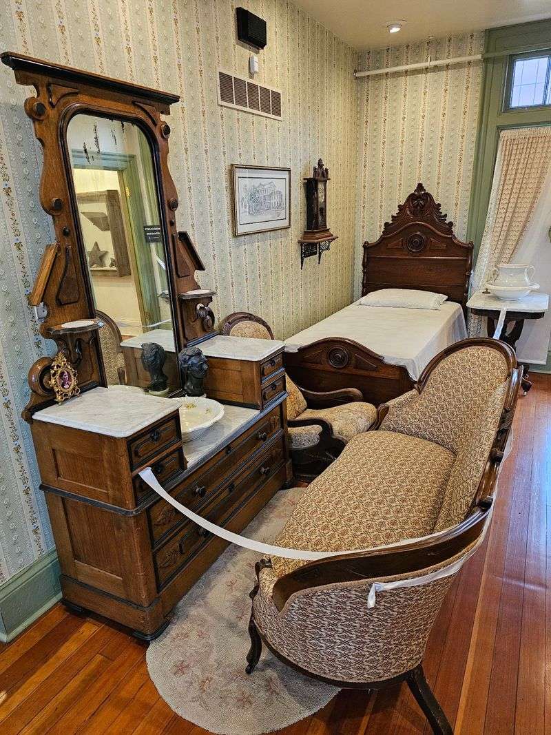 Mary Todd Lincoln's Pristine Furniture Collection Mary Todd Lincoln's Pristine Furniture Collection