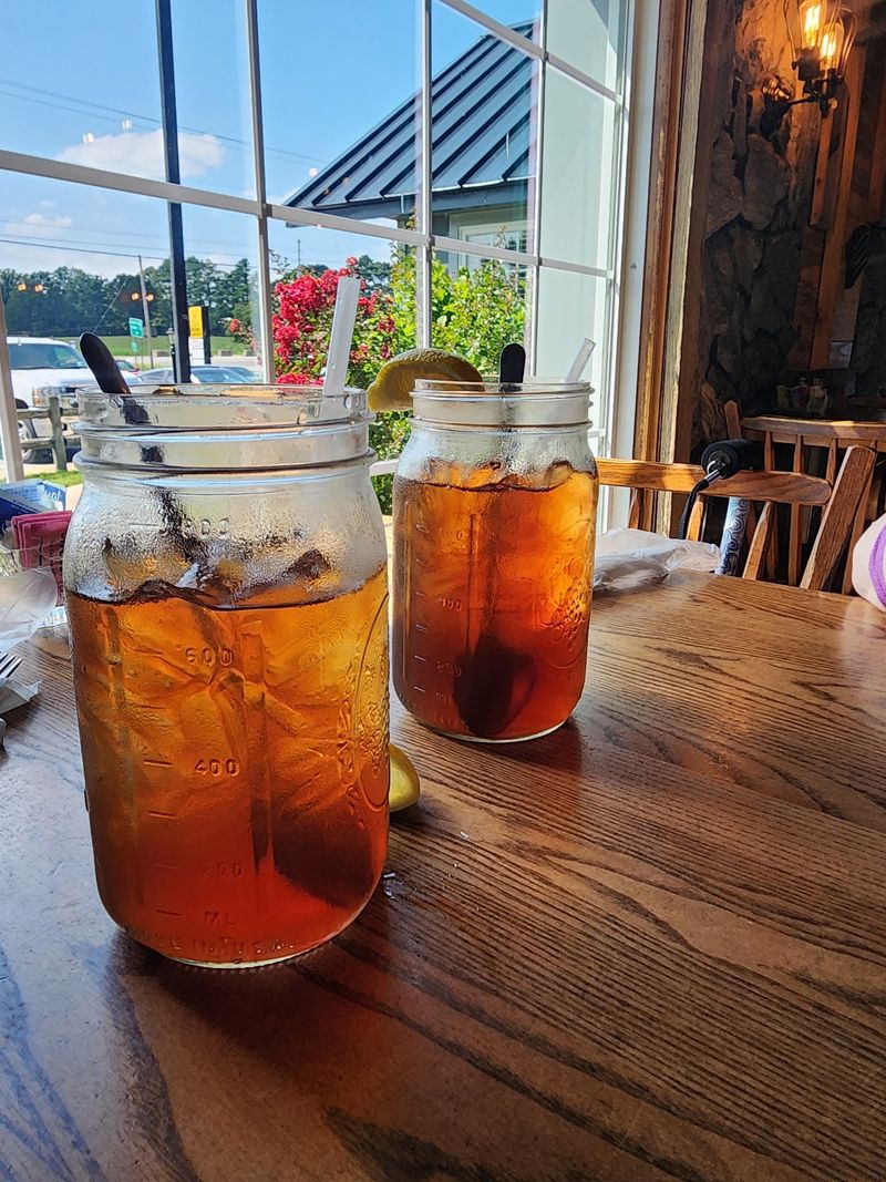 Mason Jar Drinks and Down-Home Service Mason Jar Drinks and Down-Home Service