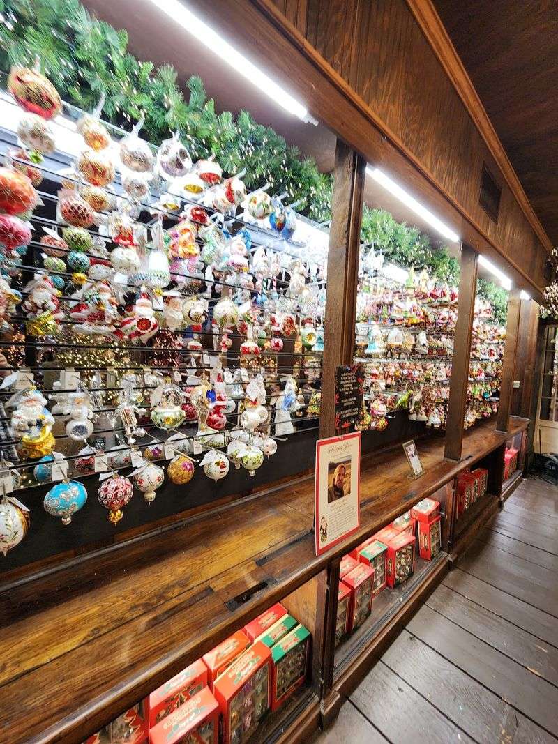Ornaments, Nutcrackers, and the Details That Make a Tree Ornaments, Nutcrackers, and the Details That Make a Tree