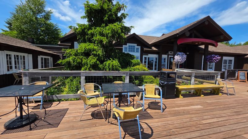 Outdoor Seating and Waiting in a Place That Does Not Feel Like a Wait Outdoor Seating and Waiting in a Place That Does Not Feel Like a Wait