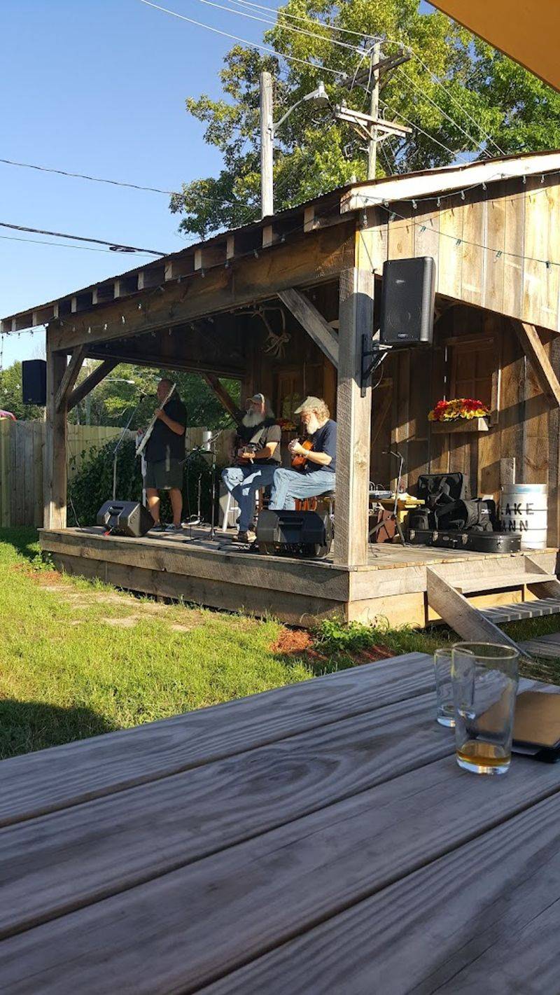 Outdoor Seating and the Live Music Connection Outdoor Seating and the Live Music Connection