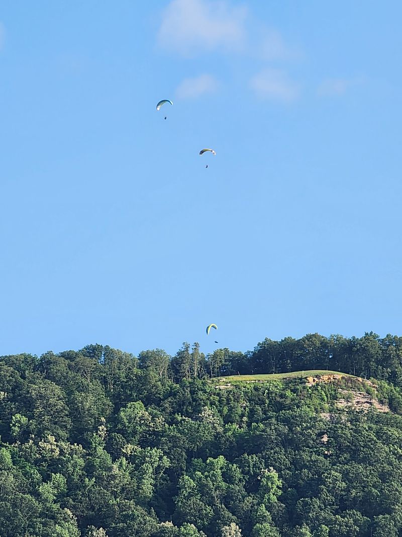 Paragliders Riding the Cliffs Paragliders Riding the Cliffs