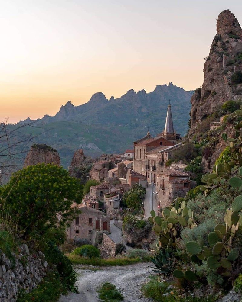 Pentedattilo, Melito di Porto Salvo, Calabria, Italy Pentedattilo, Melito di Porto Salvo, Calabria, Italy