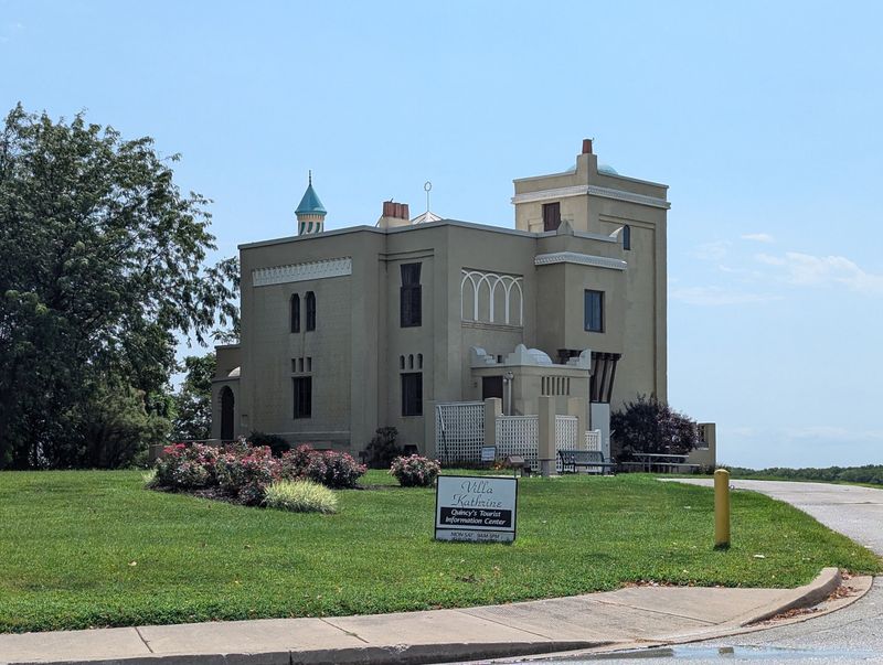 Perched on a Bluff with Million-Dollar River Views Perched on a Bluff with Million-Dollar River Views