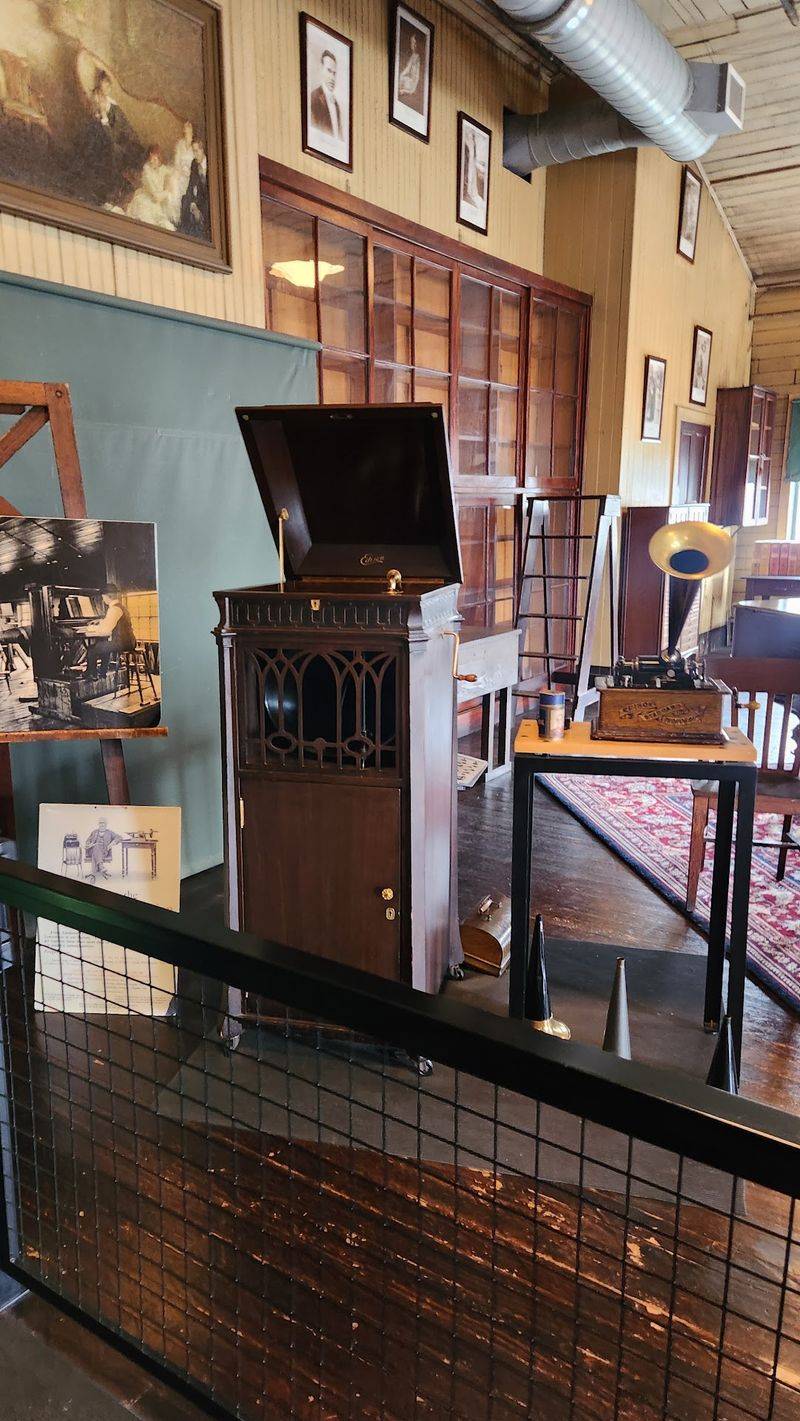 Phonographs, Presentations, and the Sound of Early Technology Phonographs, Presentations, and the Sound of Early Technology