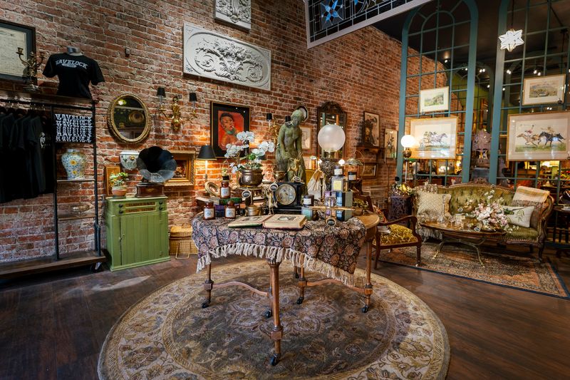 Piqued Curiosities Antiques & Gifts, Lincoln, Nebraska Piqued Curiosities Antiques & Gifts, Lincoln, Nebraska