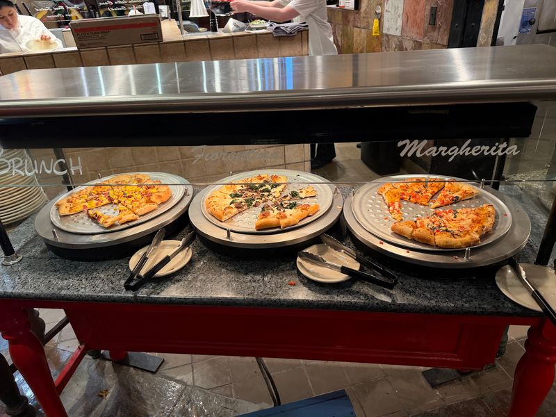Pizza Straight From the Oven, Every Few Minutes Pizza Straight From the Oven, Every Few Minutes