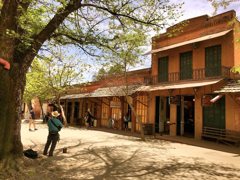 Planning Your Visit: Hours, Parking, and Cash