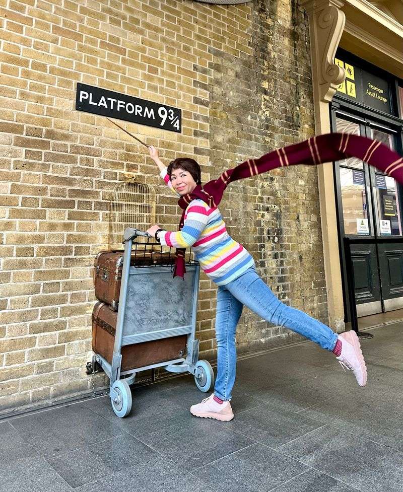 Platform 9 3/4 at King's Cross Station, London, Harry Potter Platform 9 3/4 at King's Cross Station, London, Harry Potter