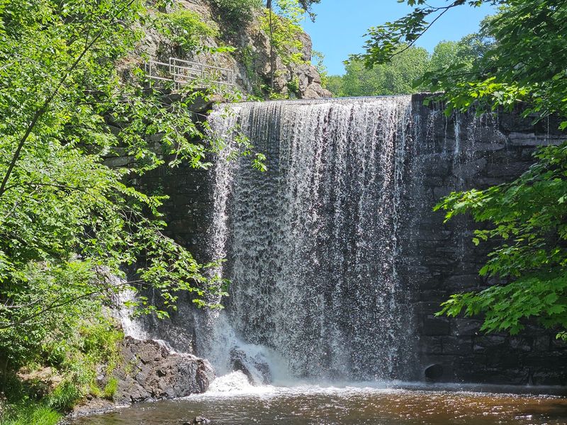 Puffer Falls and Its Spring-Fed Moment